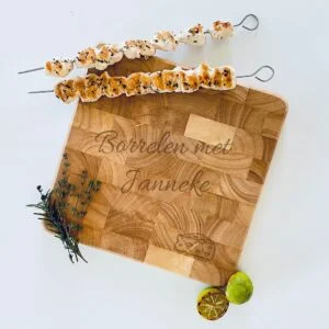 Gegraveerd vierkant borrelplateau, ideaal voor stijlvolle presentatie van hapjes.