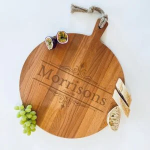 Gegraveerde grote ronde serveerplank met handvat, ideaal voor stijlvol serveren.