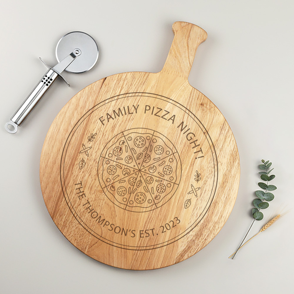 Gegraveerde pizzaplank met pizzames, perfect gepersonaliseerd voor het serveren en snijden van pizza.