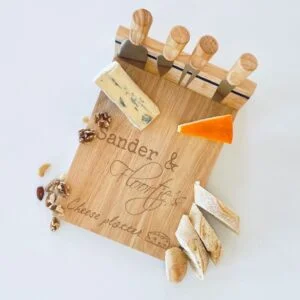 Gegraveerd houten kaasplateau met mesjes en een magnetische opbergstrip.