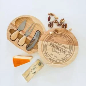 Gegraveerd kaasplateau met kaasmessen, ideaal voor stijlvol serveren van kaas.