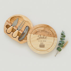 Gegraveerd kaasplateau met kaasmessen, ideaal voor stijlvol serveren van kaas.