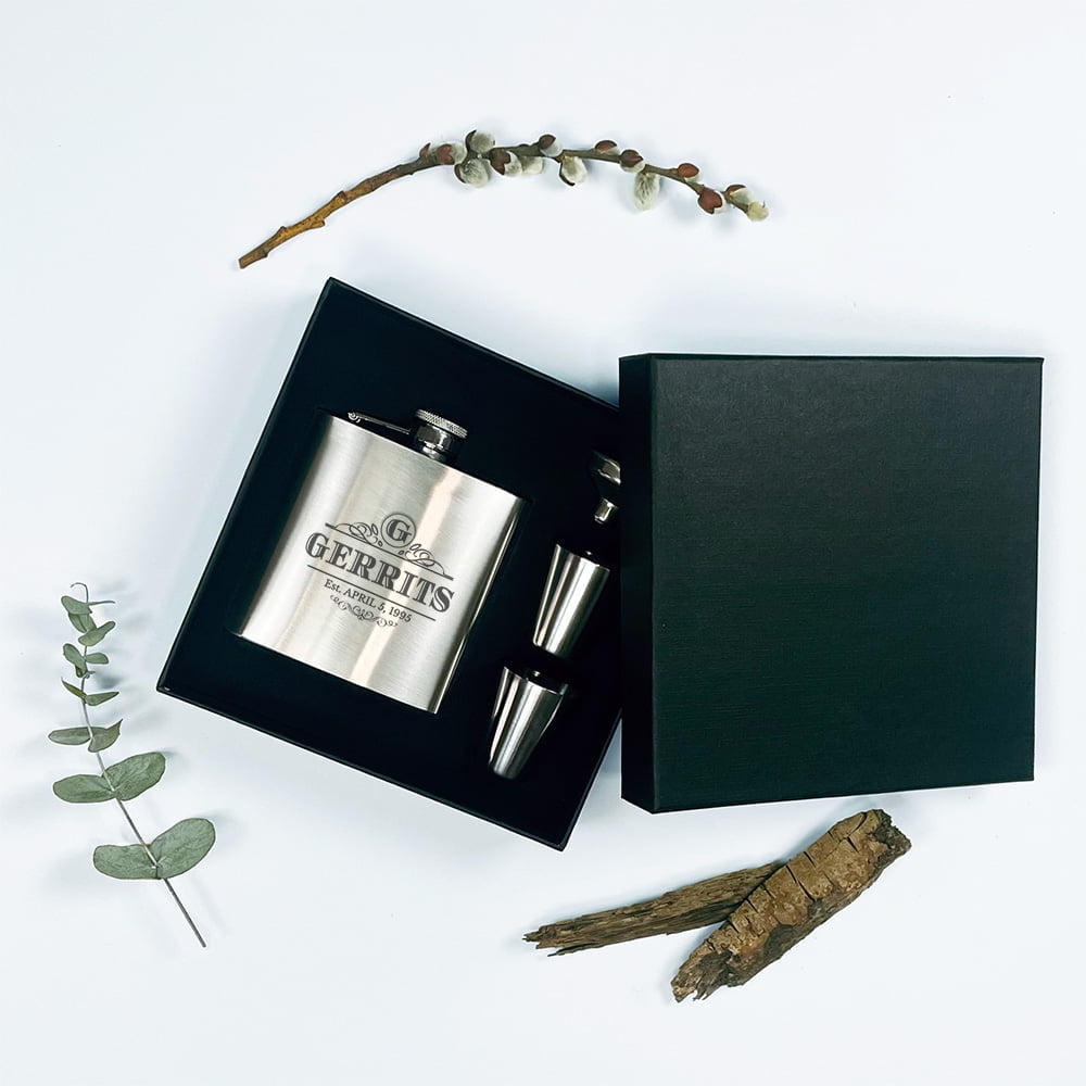 Heupfles geschenkset graveren, ideaal voor gepersonaliseerde geschenken met eigen ontwerp of logo.