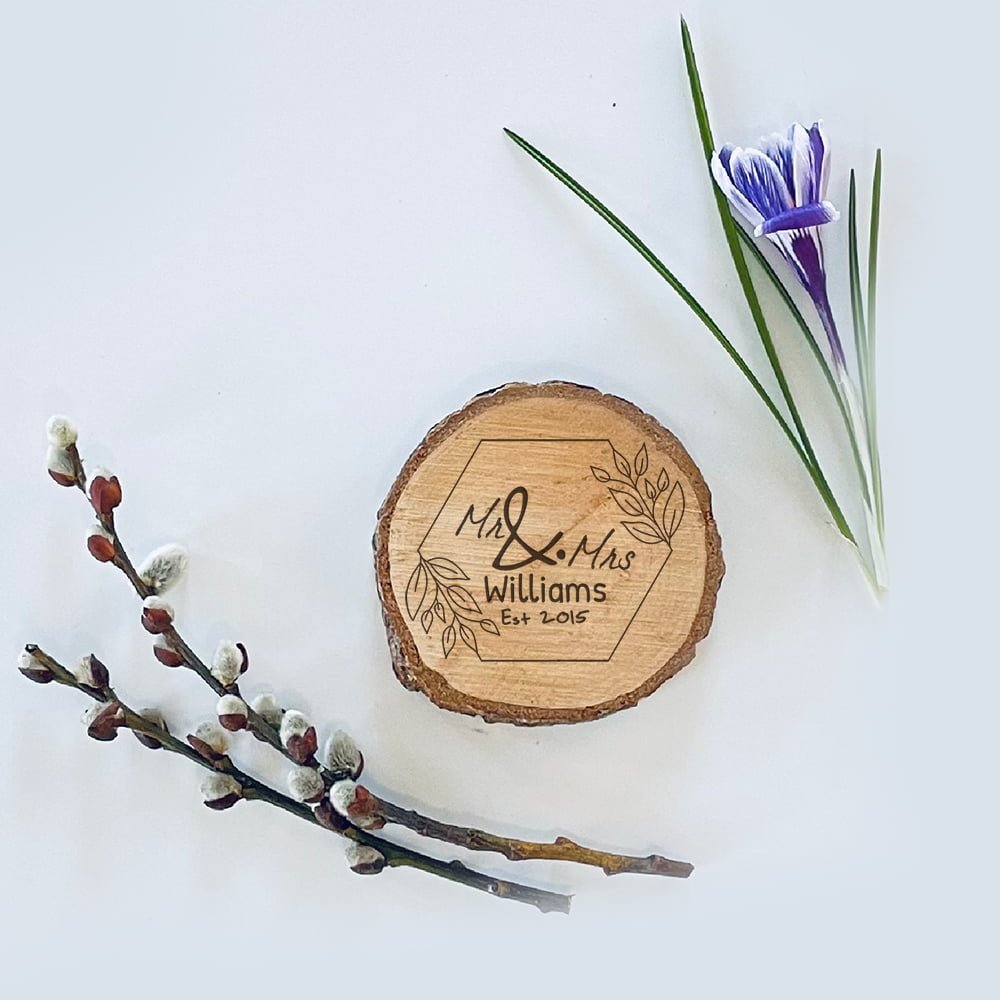 boomstamschijfje graveren klein houten onderzetter PersonalSurprise | Gepersonaliseerde cadeaus Gegraveerd klein boomstamschijfje, ideaal voor gepersonaliseerde geschenken met eigen ontwerp of logo.