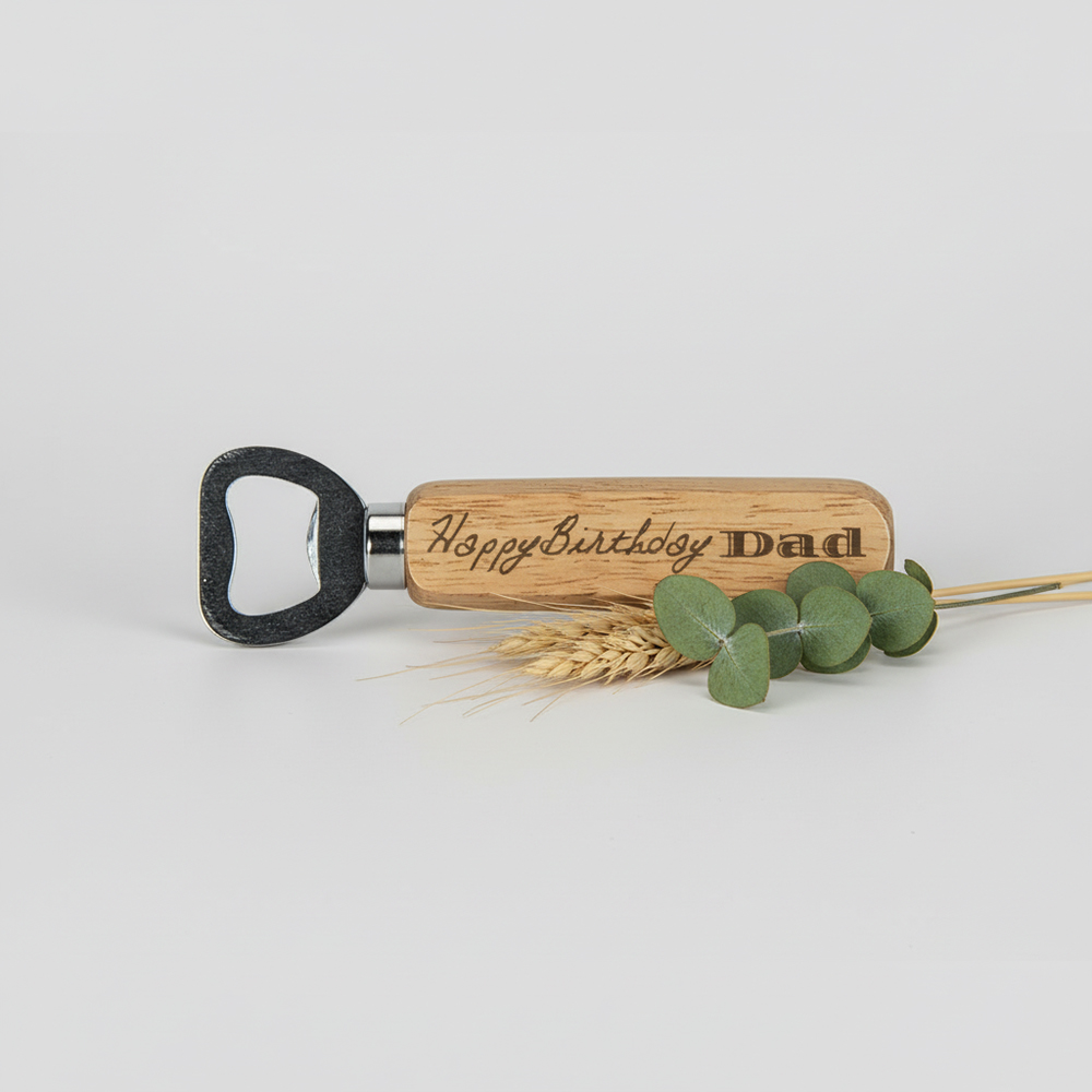 Flessenopener graveren hout met tekst Happy Birthday Dad