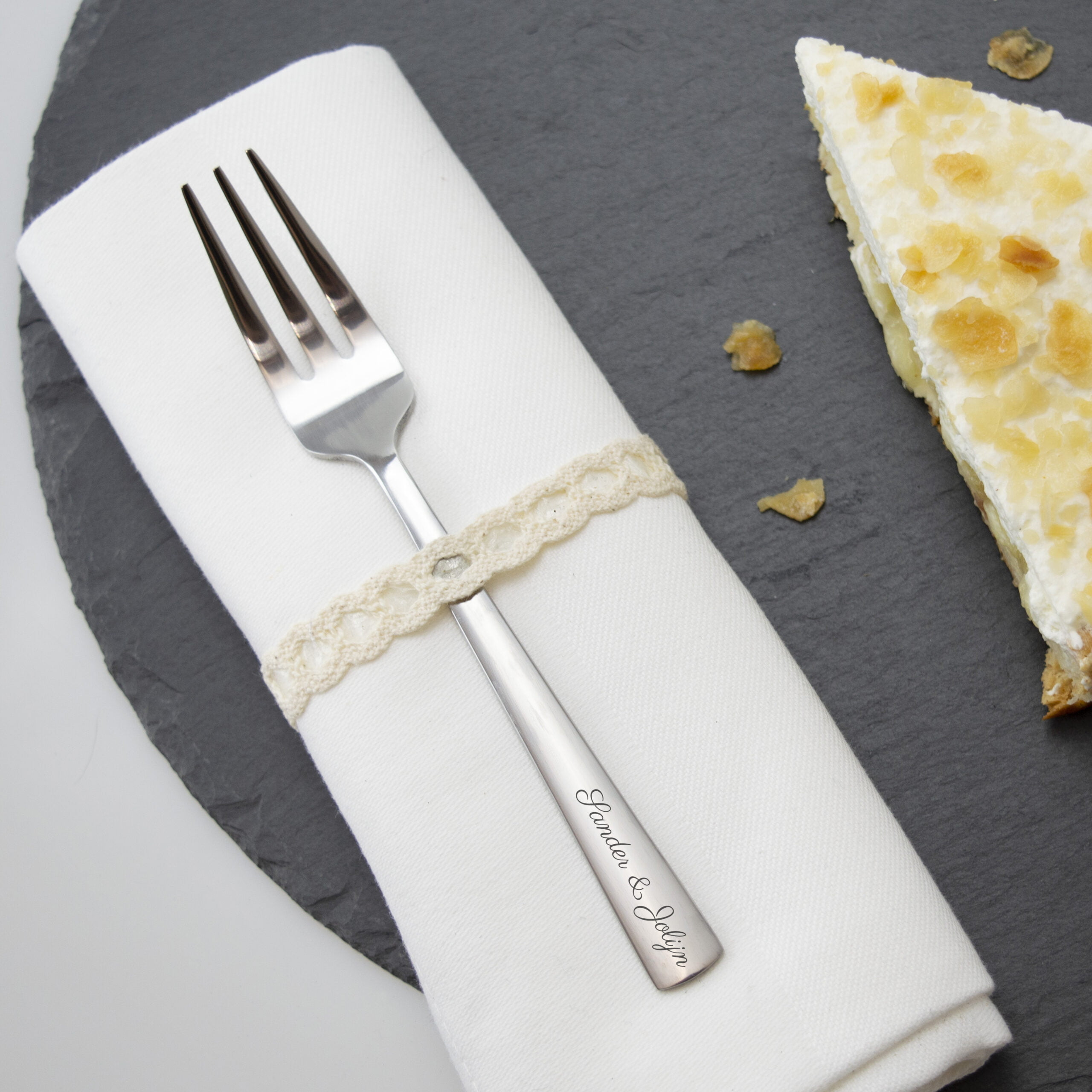 gebaksvork taartvork gravure met namen huwelijk PersonalSurprise scaled | Gepersonaliseerde cadeaus Taartvork graveren met eigen ontwerp, ideaal voor unieke geschenken.