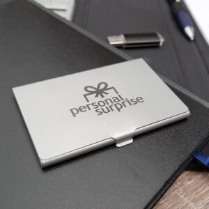 Visitekaartjeshouder graveren van roestvrij staal (rvs), ideaal voor gepersonaliseerde geschenken met eigen ontwerp of logo.
