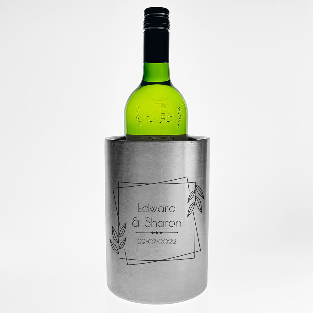 wijnkoeler graveren naam logo tekst ontwerp origineel huwelijkscadeau naam namen huwelijk PS | Gepersonaliseerde cadeaus Wijnkoeler graverenvan roestvrij staal (rvs), ideaal voor gepersonaliseerde geschenken met eigen ontwerp of logo.