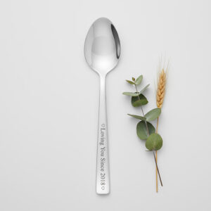 Dessertlepel graveren met eigen ontwerp, ideaal voor unieke geschenken.
