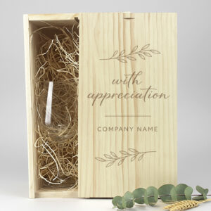 Wijnpakket met gegraveerd wijnglas voor 1 wijnfles en 1 wijnglas met schuifdeksel, perfect voor gepersonaliseerde geschenken met eigen ontwerp of logo.