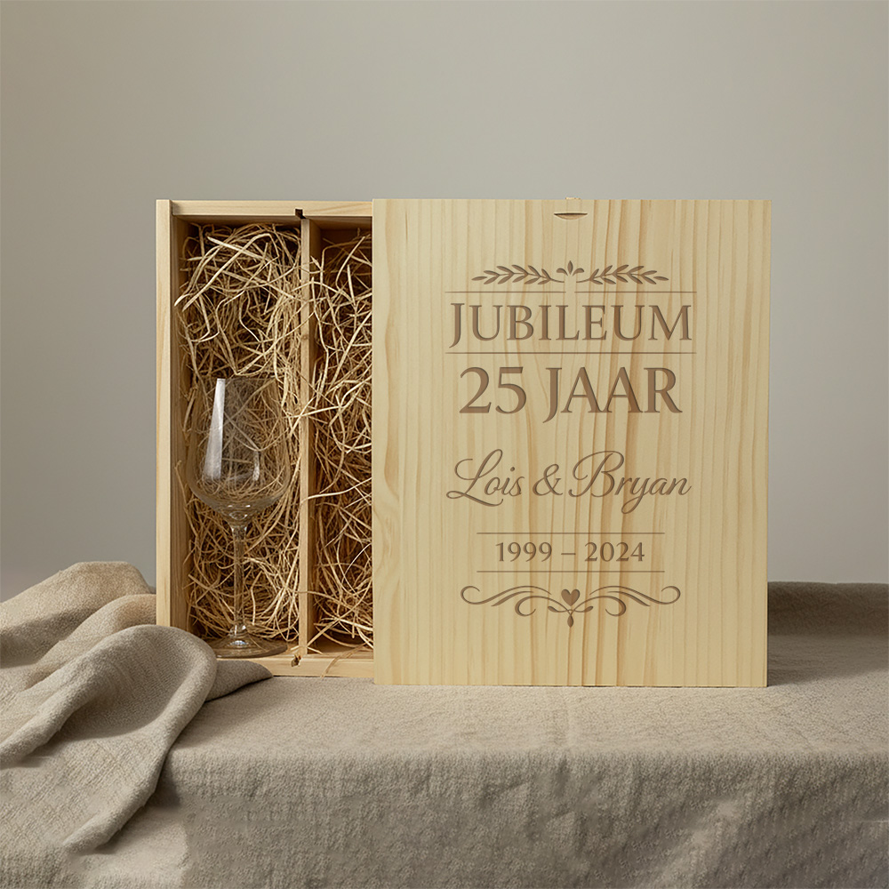 wijnkist 3 vaks wijnglas sfeerfoto | Gepersonaliseerde cadeaus Wijnpakket met gegraveerde witte wijnglazen, 3 vakken. professioneel en persoonlijk