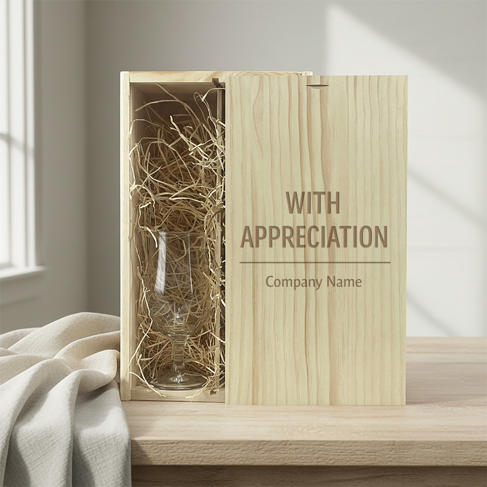 Wijnkist 2 vaks bierglas sfeerfoto | Gepersonaliseerde cadeaus Bierpakket met gegraveerd bierglas voor 1 bierfles en 1 bierglas met schuifdeksel, ideaal voor gepersonaliseerde geschenken met eigen ontwerp of logo.
