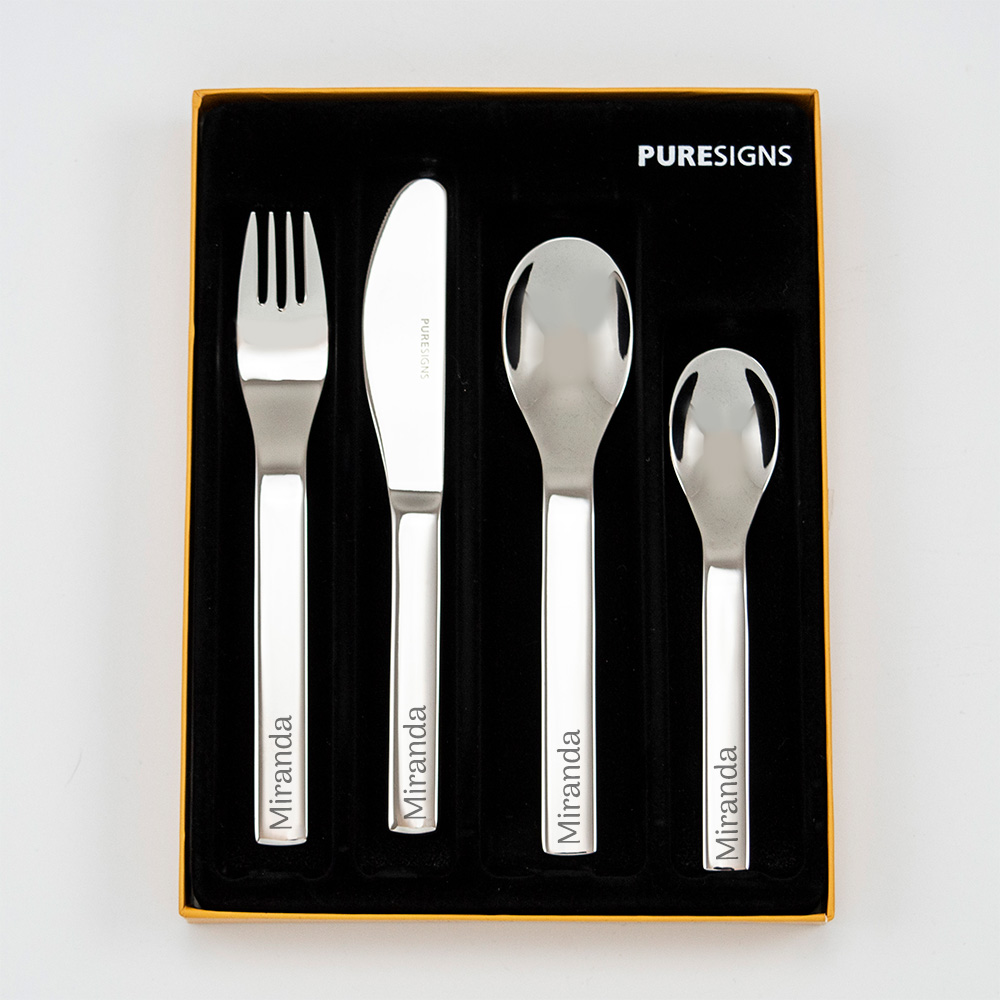 Kinderbestek graveren PersonalSurprise gravure naam datum cadeau | Gepersonaliseerde cadeaus Kinderbestek met gravure, gepersonaliseerd met naam en datum, ideaal als cadeau.