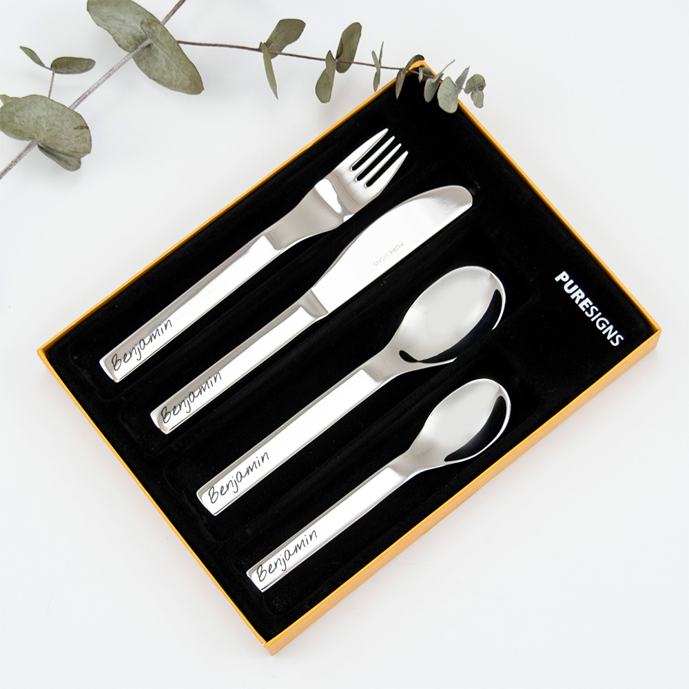 Kinderbestek graveren PersonalSurprise gravure naam | Gepersonaliseerde cadeaus Kinderbestek set graveren met naam. Gegraveerd door PersonalSurprise