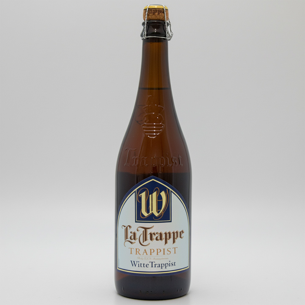 "Fles La Trappe Witte Trappist met lichtblauw etiket en kurksluiting met ijzerdraad."