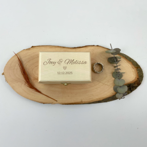 ringendoosje hout graveren voor een persoonlijk huwelijksgeschenk