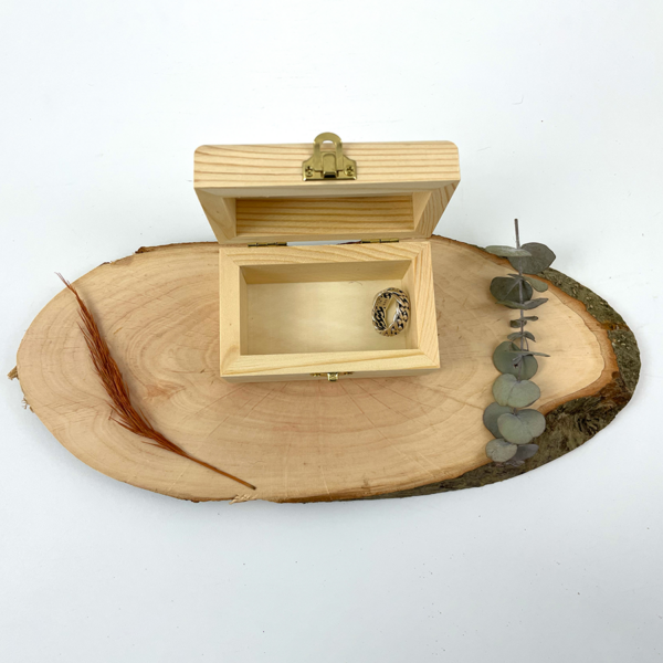 Gepersonaliseerd ringendoosje met gegraveerd eigen ontwerp, perfect als uniek huwelijkscadeau of romantisch geschenk.