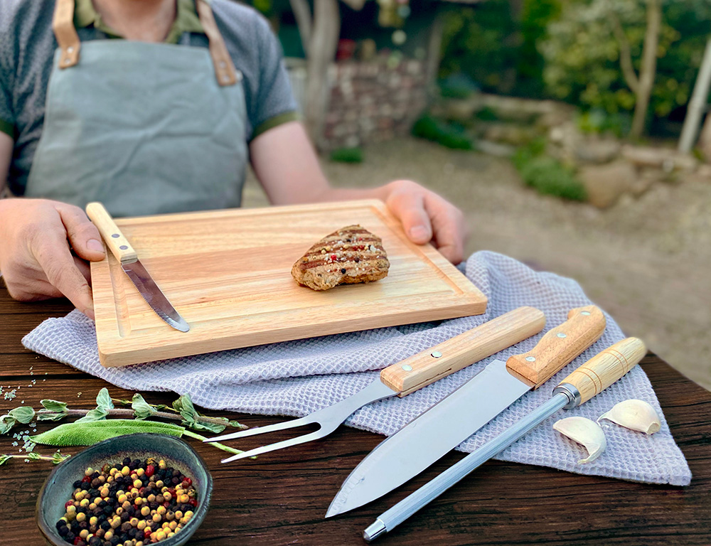 Bbq set met vleesplank sfeer mannen cadeau mannencadeau vaderdag barbecue vlees grillen master chef vader | Gepersonaliseerde cadeaus BBQ set met vleesplank, cadeau voor mannen. Gepersonaliseerd cadeau man.