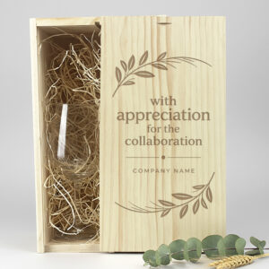 Wijnpakket met gegraveerd groot wijnglas, twee vakken, ideaal voor zakelijke en persoonlijke geschenken, met uniek logo