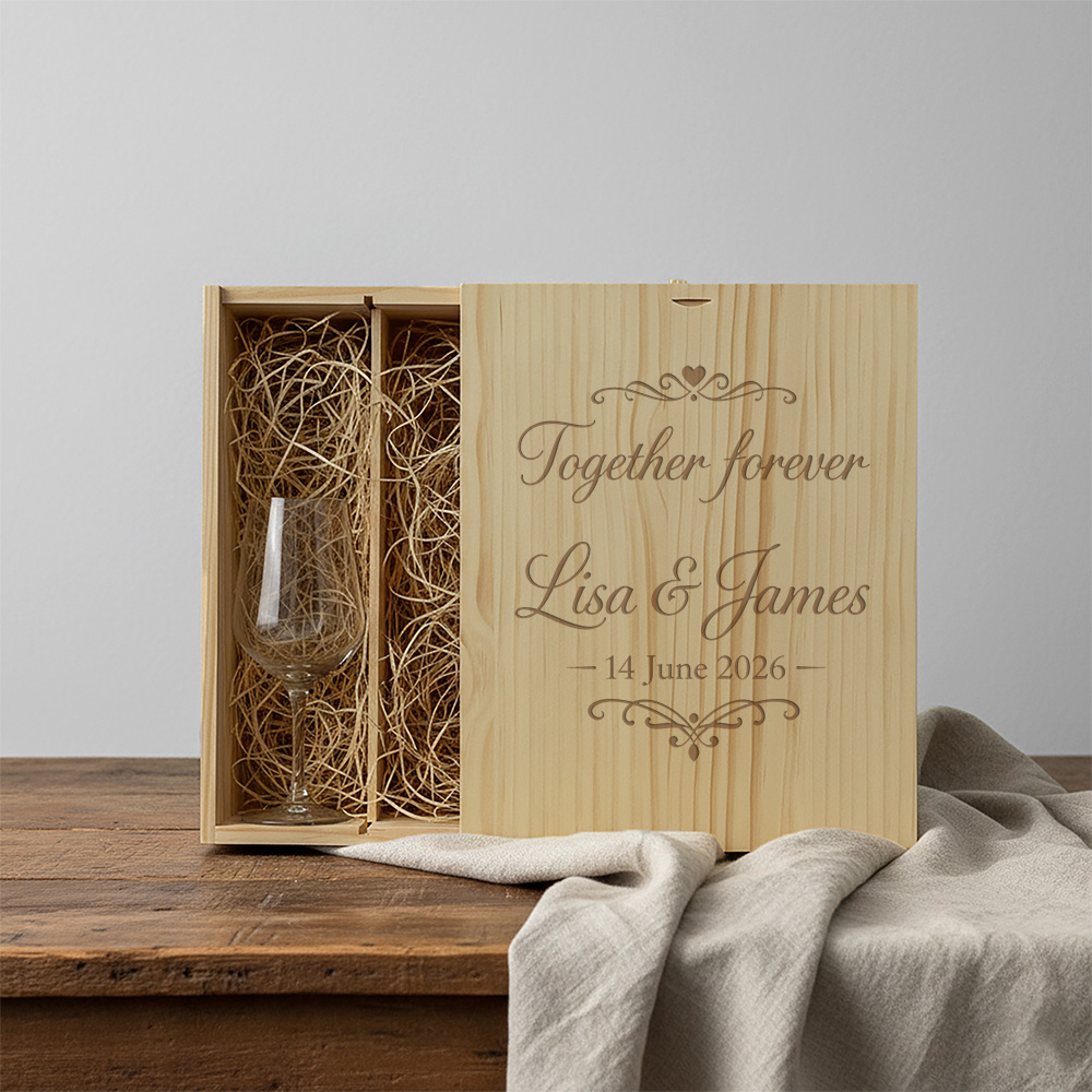 wijnkist 3 vaks grote wijnglazen sfeerfoto 2 | Gepersonaliseerde cadeaus Wijnpakket met gegraveerde grote wijnglazen, 3 vakken. professioneel en persoonlijk