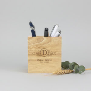 Lichtbruin houten pennenbakje graveren met naam, duurzaam bureauaccessoire