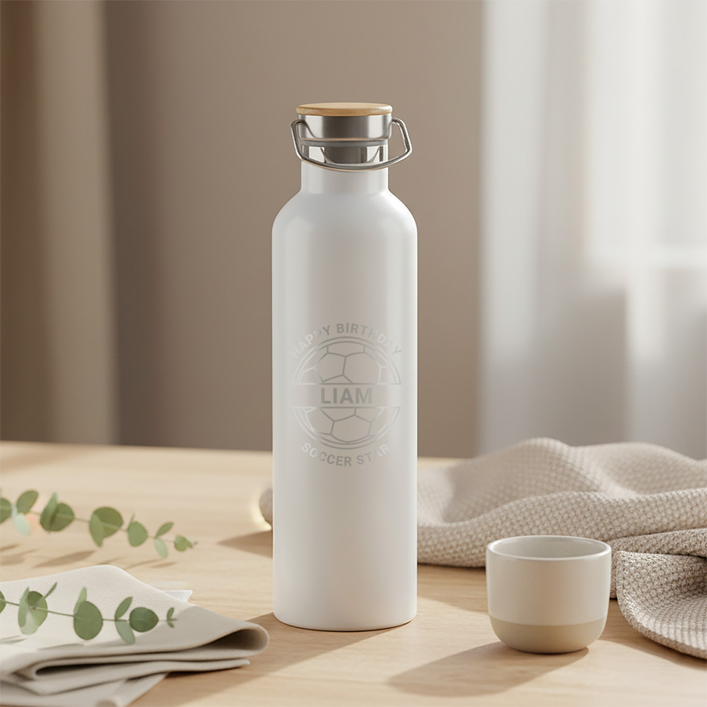 Thermosfles wit graveren Personalsurprise sfeer foto 1 | Gepersonaliseerde cadeaus Witte thermosfles die op een keukenblad staat.