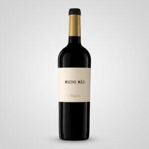 "Fles Mucho Más rode wijn met beige etiket en goudkleurige capsule."