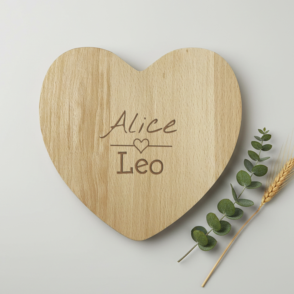 Serveerplank graveren hart met namen Alice en Leo