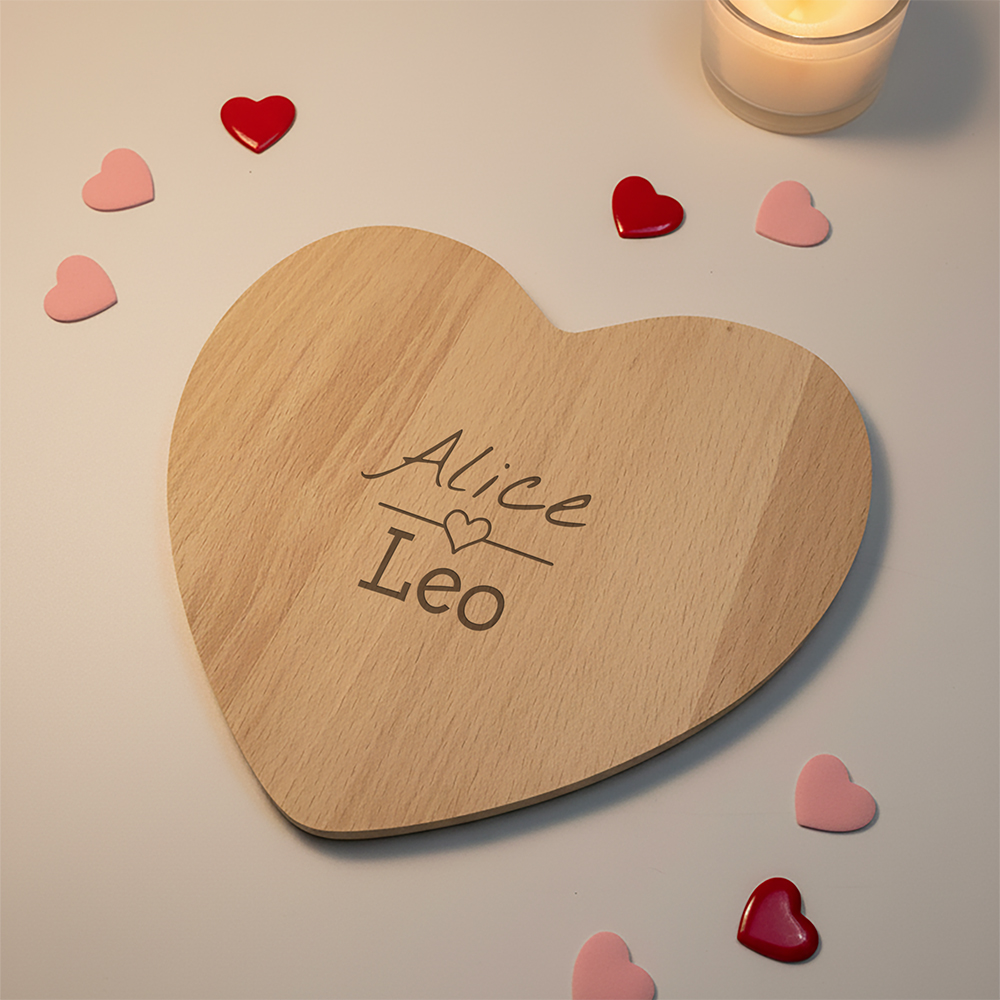 Serveerplank hart valentijn sfeer | Gepersonaliseerde cadeaus Serveerplank graveren hart met namen in romantische setting