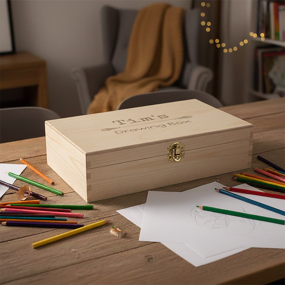 Tekendoos met naam graveren eetkamer sfeer | Gepersonaliseerde cadeaus Tekendoos graveren tijdens creatief tekenmoment
