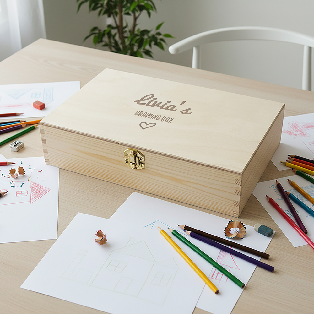 Tekendoos met naam graveren tekentafel sfeer | Gepersonaliseerde cadeaus Tekendoos met naam gebruikt met kleurpotloden