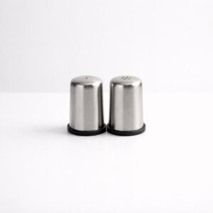 Zout en peper set RVS op lichte achtergrond